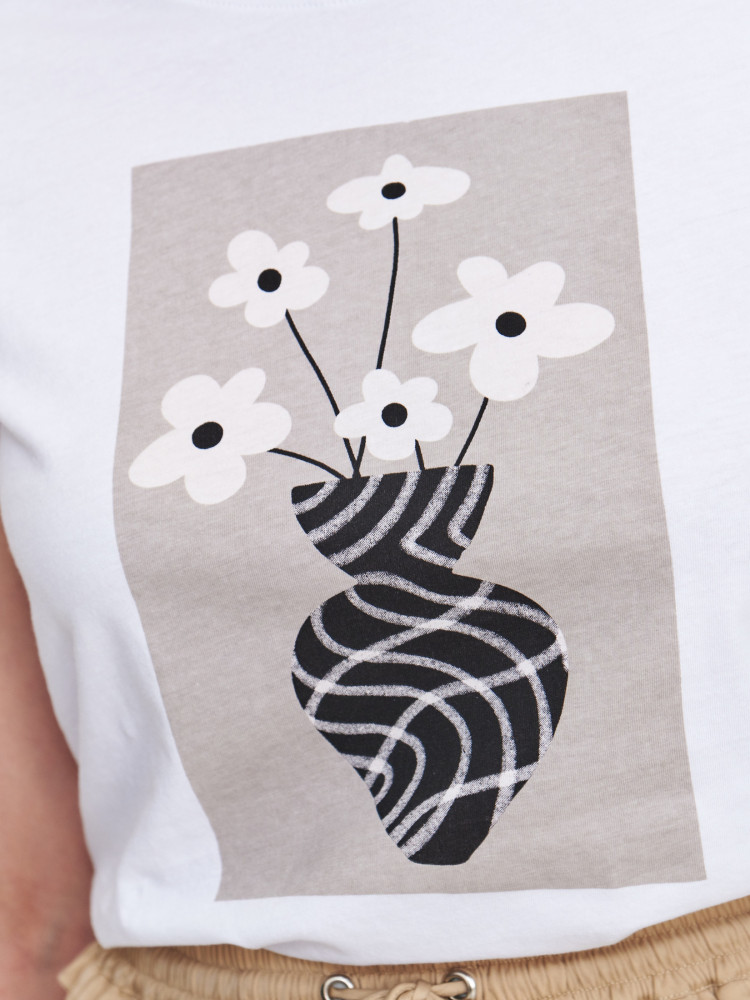 Biały top z grafiką na przodzie 