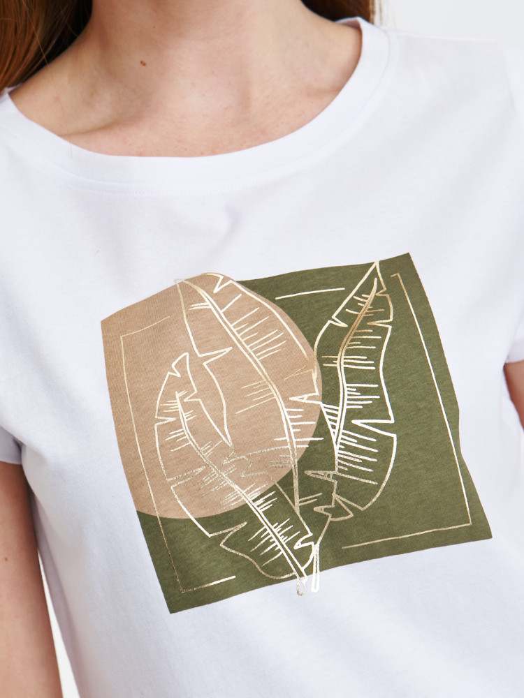 Biały t-shirt z zielono-beżowym nadrukiem 