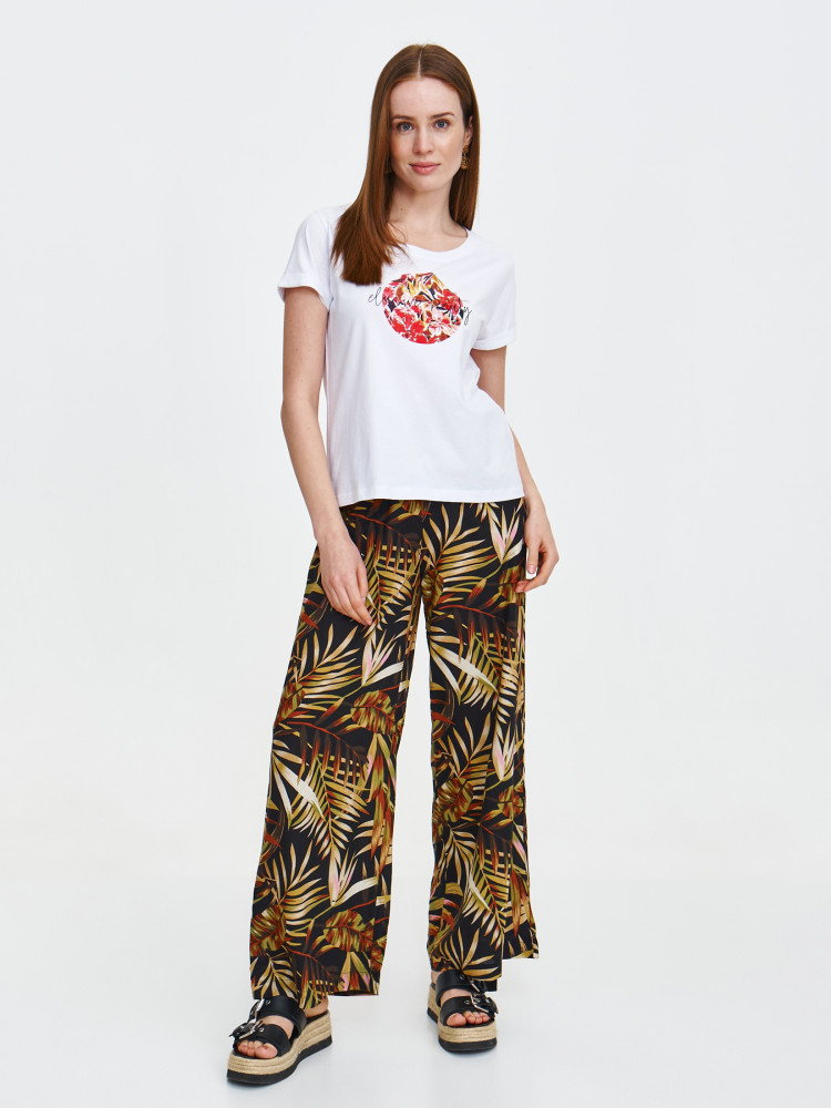 T-shirt z kwiatowym nadrukiem na środku 