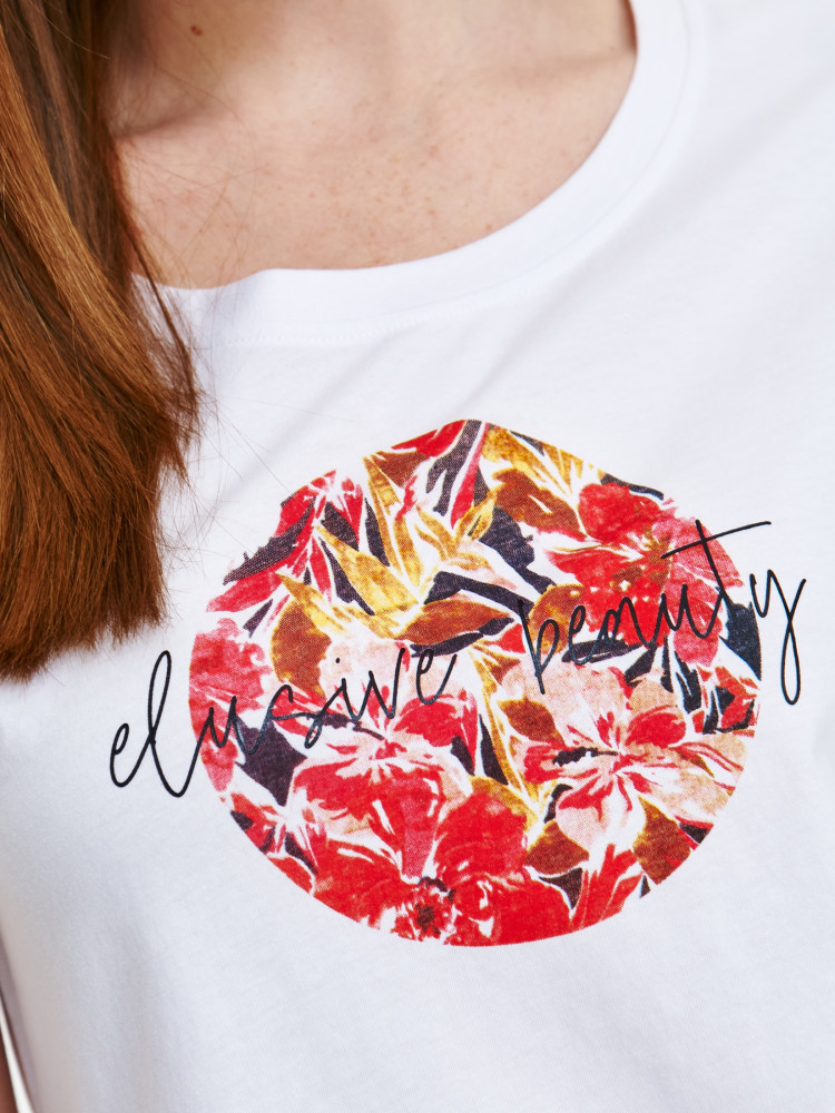 T-shirt z kwiatowym nadrukiem na środku 