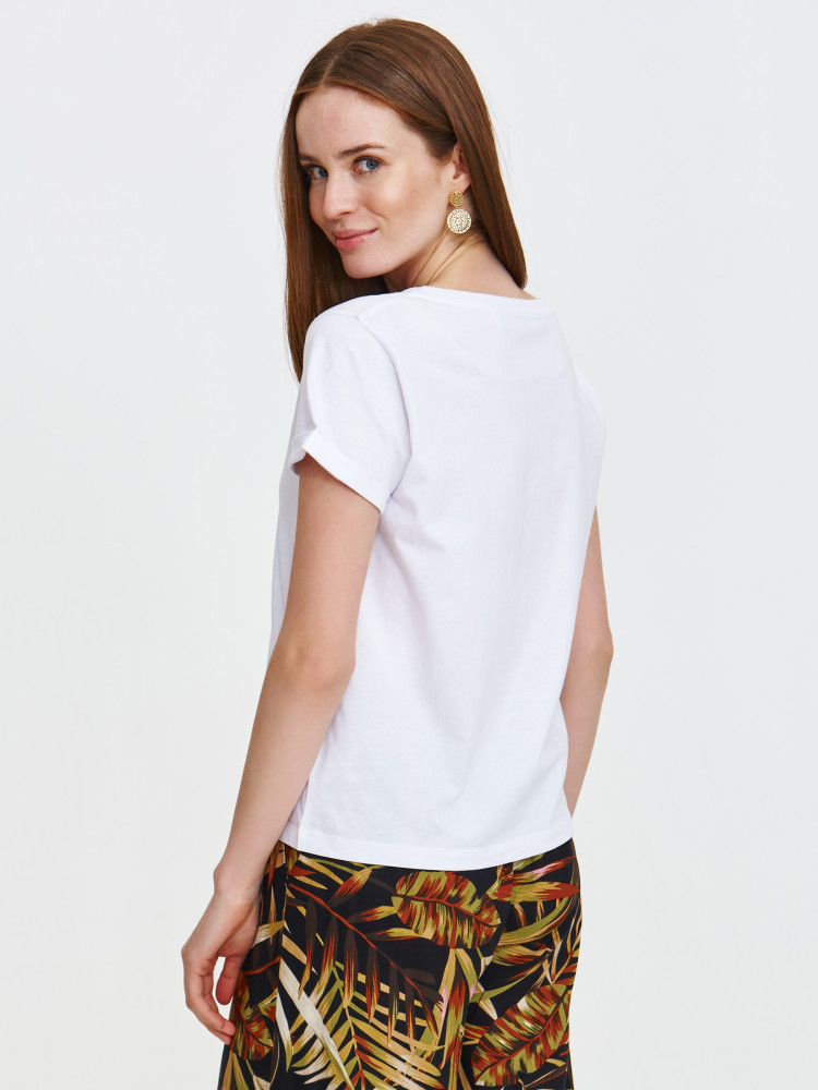 T-shirt z kwiatowym nadrukiem na środku 