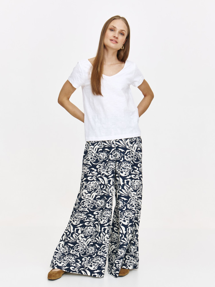 Basicowy biały top z dekoltem w serek 