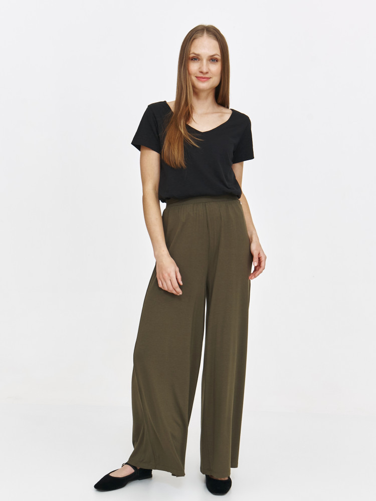 Basicowy czarny top z dekoltem w kształcie litery V  Basicowy czarny top z dekoltem w kształcie litery V