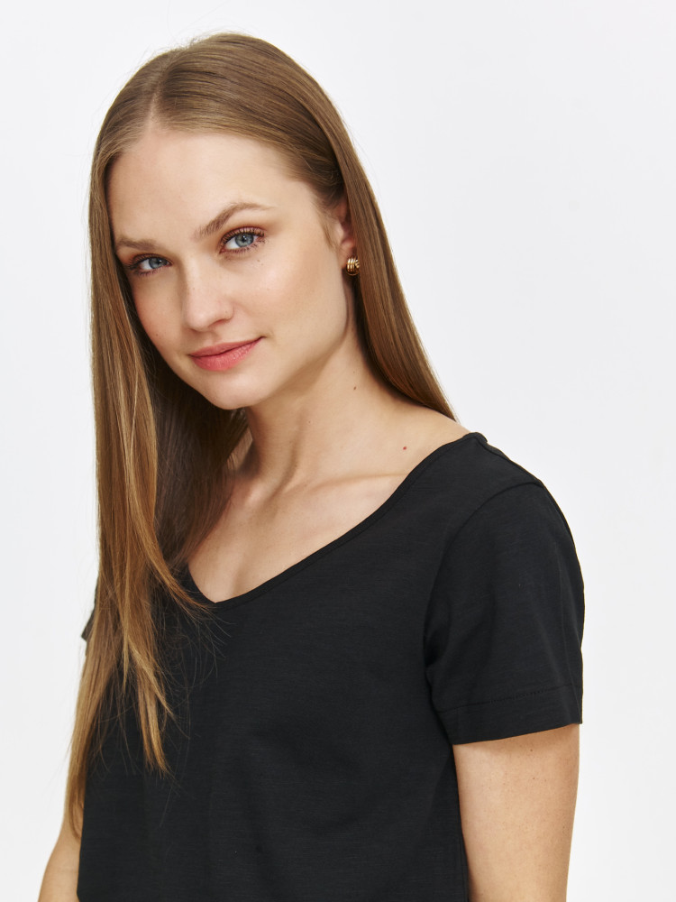 Basicowy czarny top z dekoltem w kształcie litery V  Basicowy czarny top z dekoltem w kształcie litery V