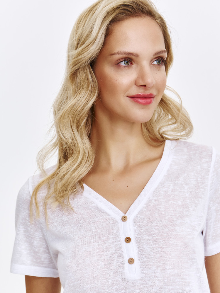 Biały top z kontrastowymi guzikami przy dekolcie 
