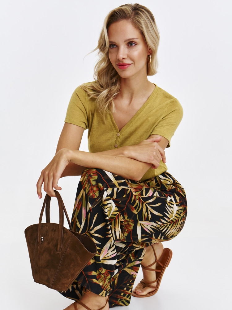 Oliwkowy t-shirt z guzikami przy dekolcie 