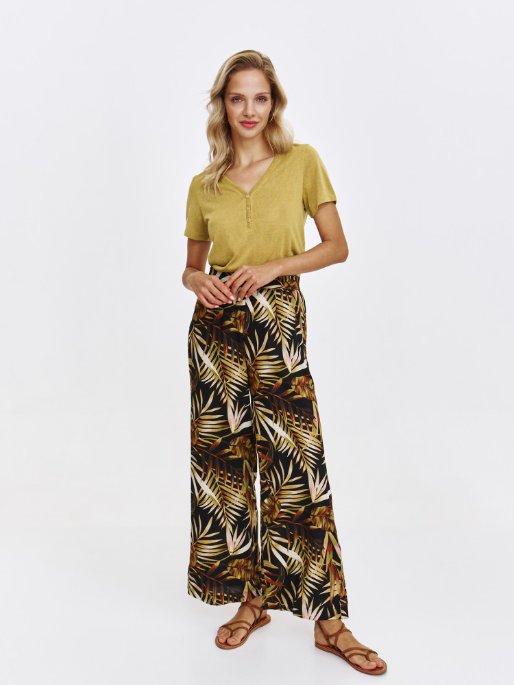 Oliwkowy t-shirt z guzikami przy dekolcie 