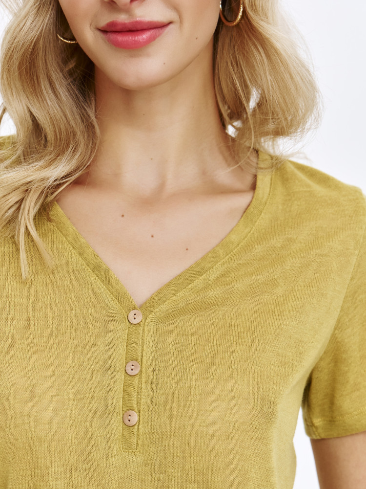 Oliwkowy t-shirt z guzikami przy dekolcie 
