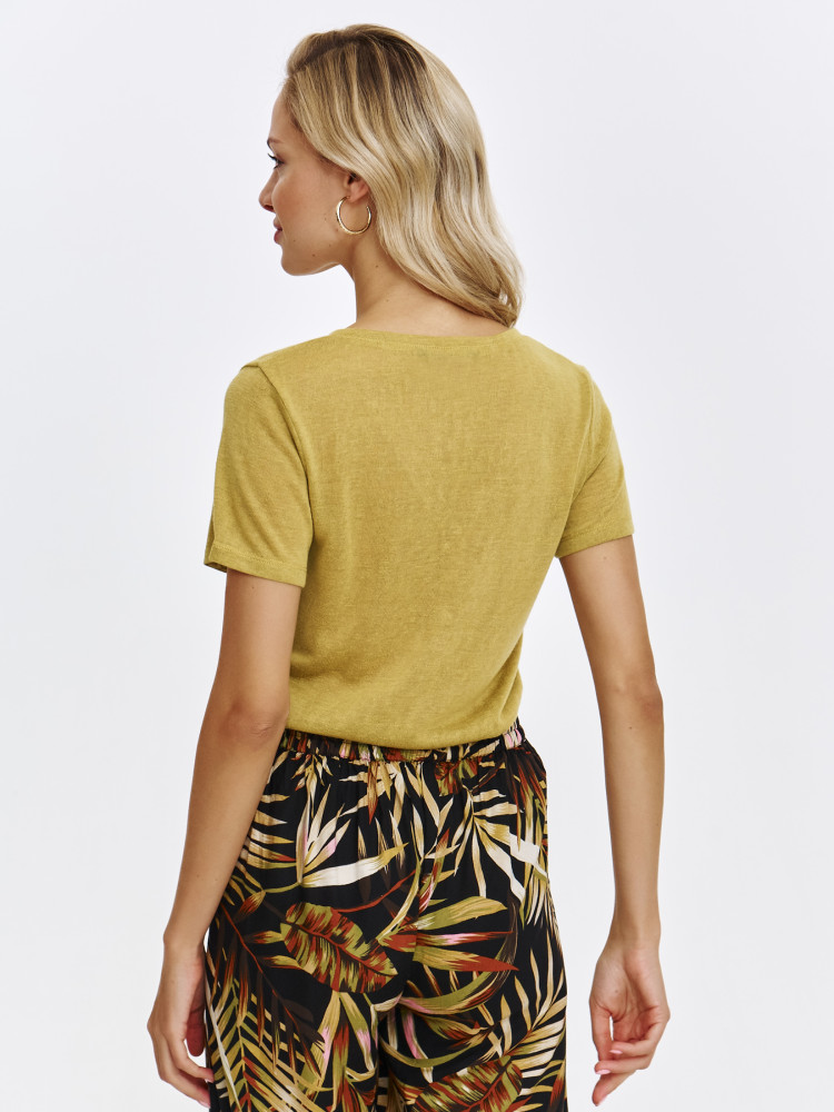 Oliwkowy t-shirt z guzikami przy dekolcie 