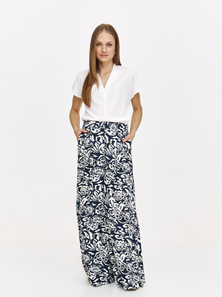 Komfortowy biały top z dekoltem v-neck  Komfortowy biały top z dekoltem v-neck