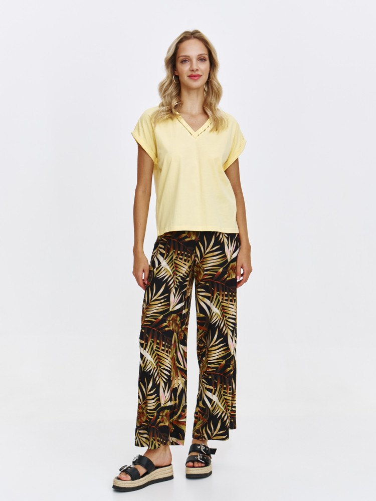 Żółty t-shirt z dekoltem v-neck 