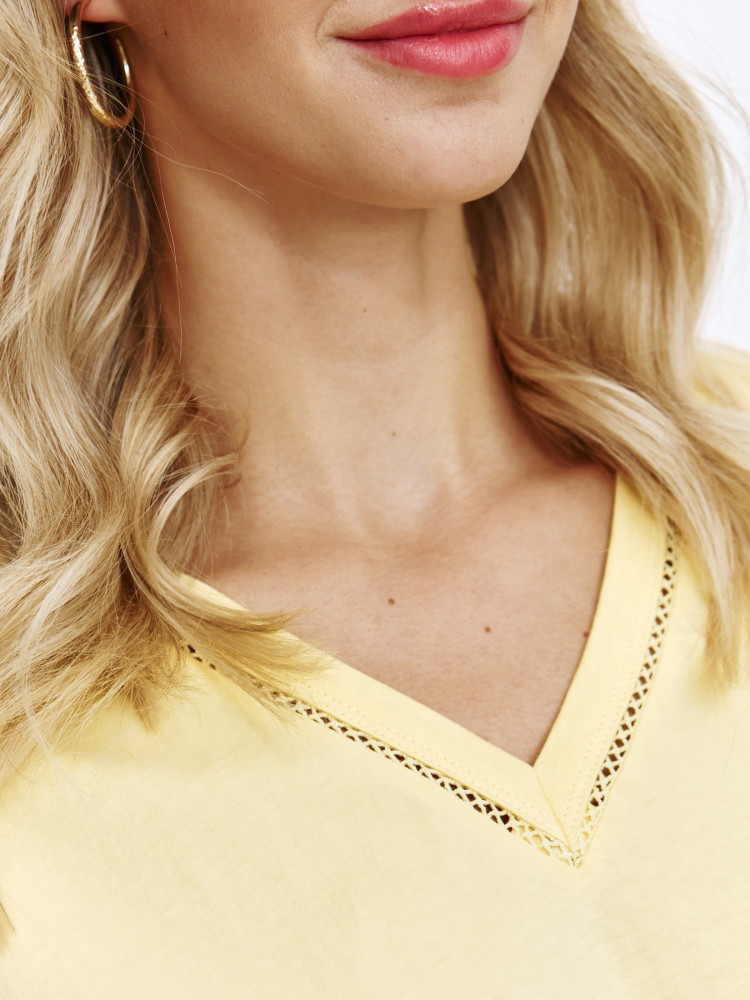 Żółty t-shirt z dekoltem v-neck 