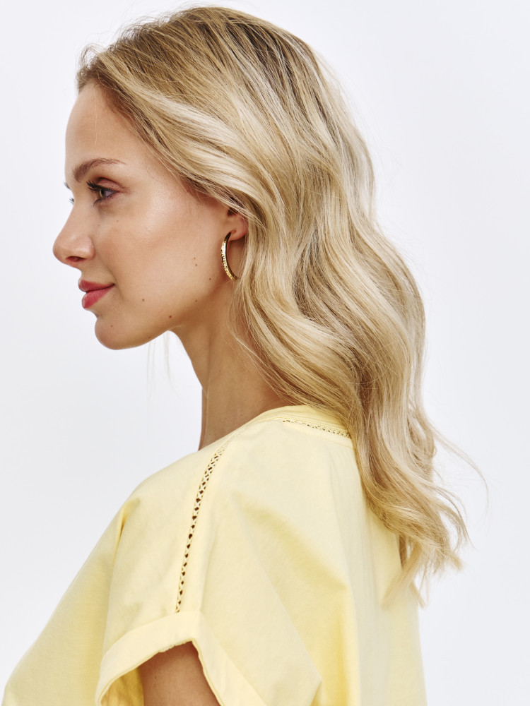 Żółty t-shirt z dekoltem v-neck 