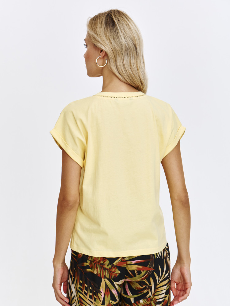 Żółty t-shirt z dekoltem v-neck 