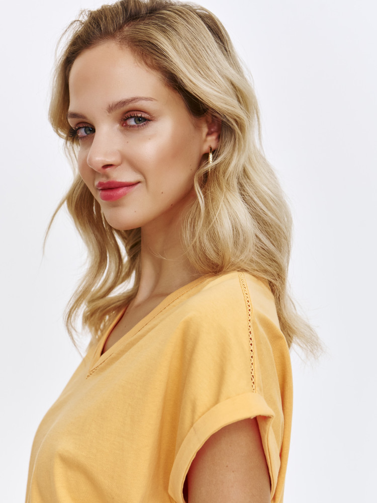 Pomarańczowy t-shirt z dekoltem v-neck 