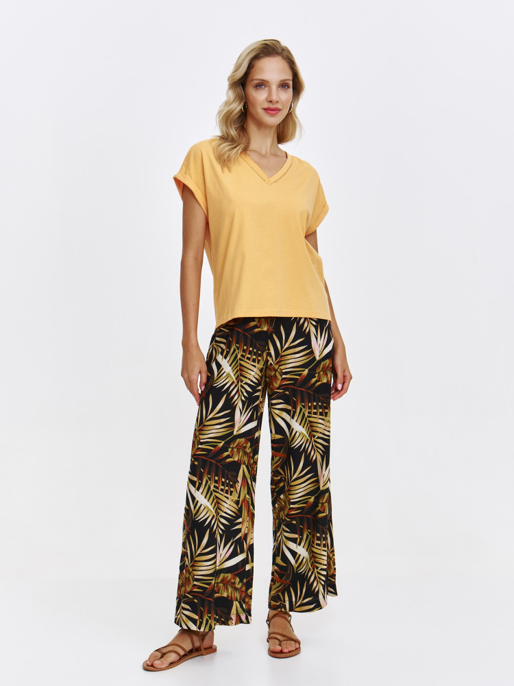 Pomarańczowy t-shirt z dekoltem v-neck 