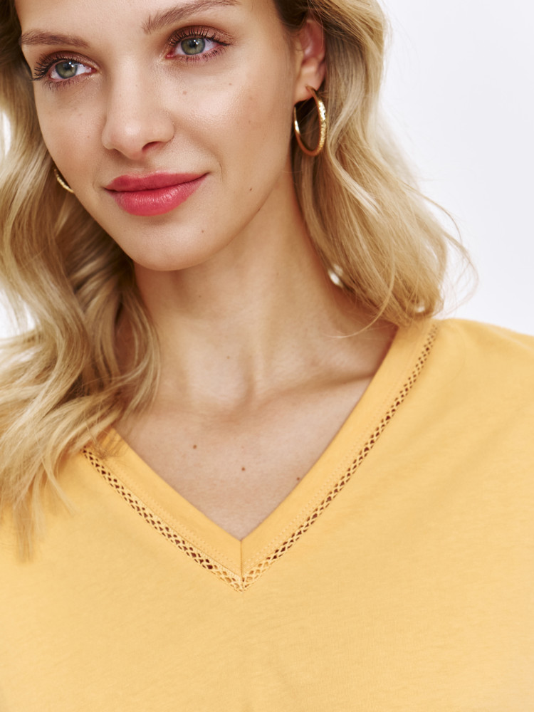 Pomarańczowy t-shirt z dekoltem v-neck 