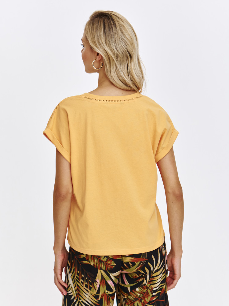 Pomarańczowy t-shirt z dekoltem v-neck 