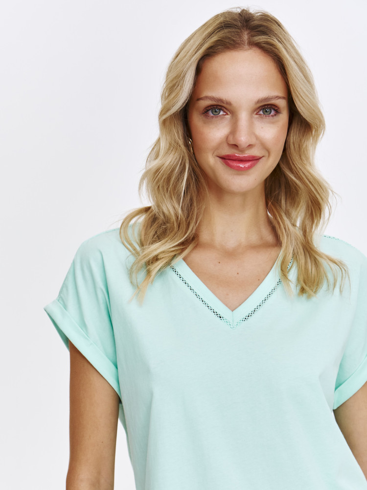 Miętowy t-shirt z dekoltem v-neck 