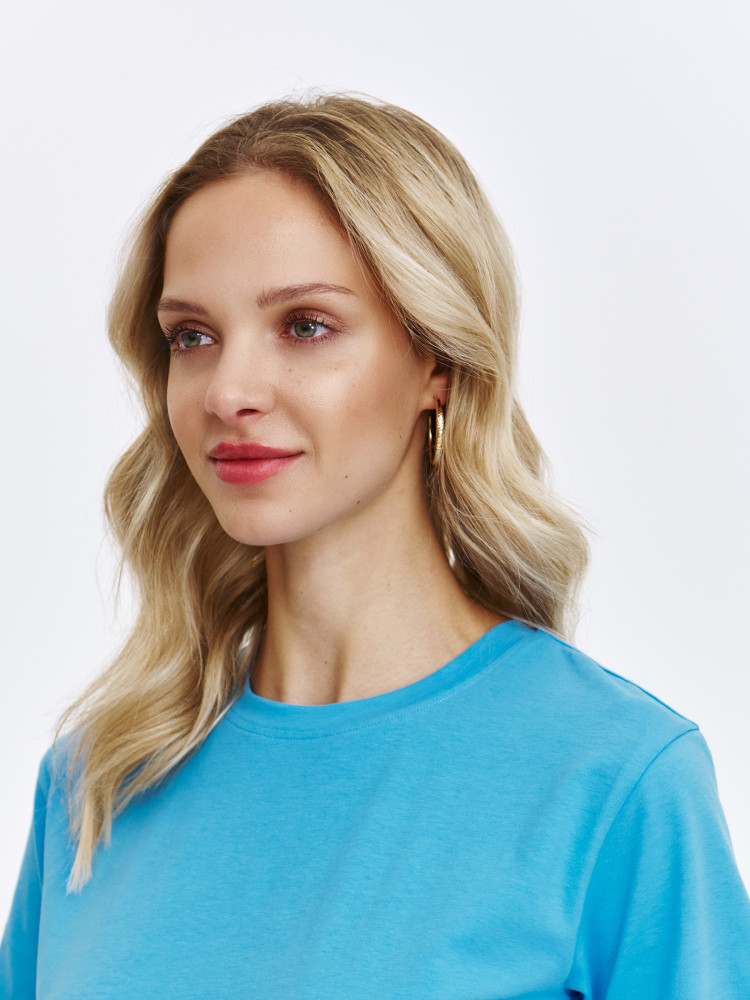 Niebieski t-shirt z krótkim rękawem 