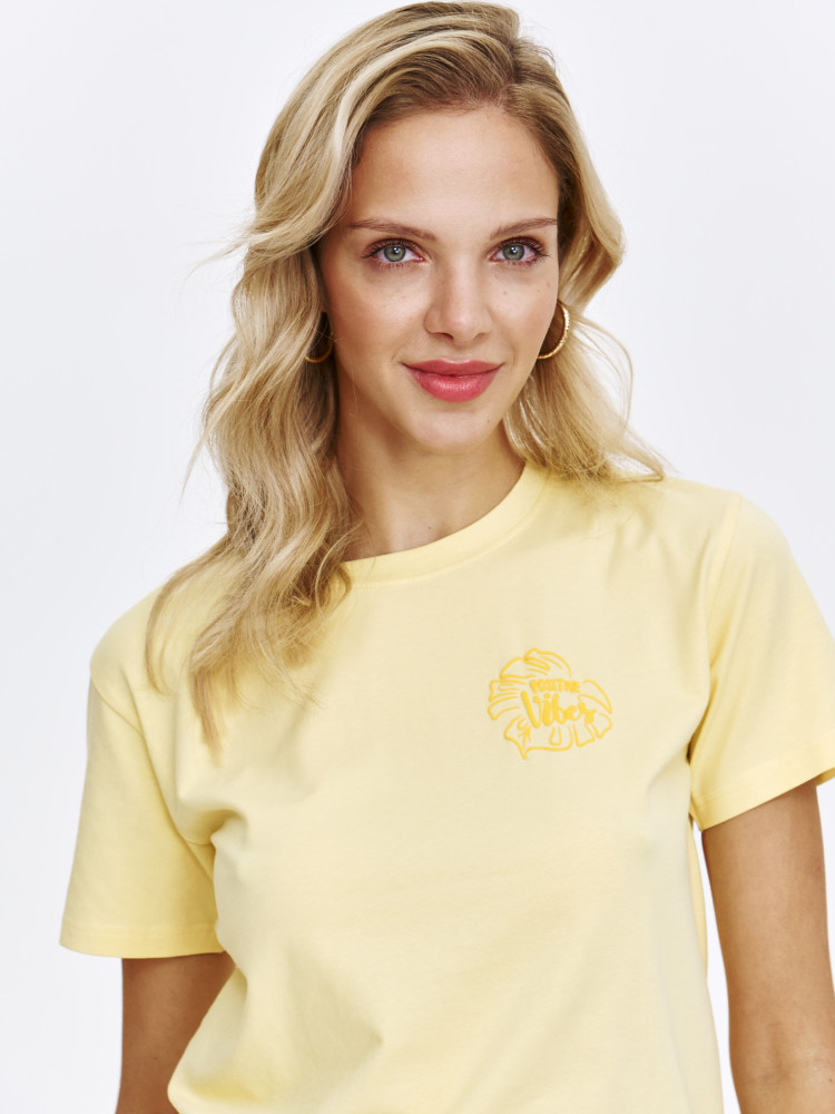 Żółty t-shirt z subtelnym nadrukiem 