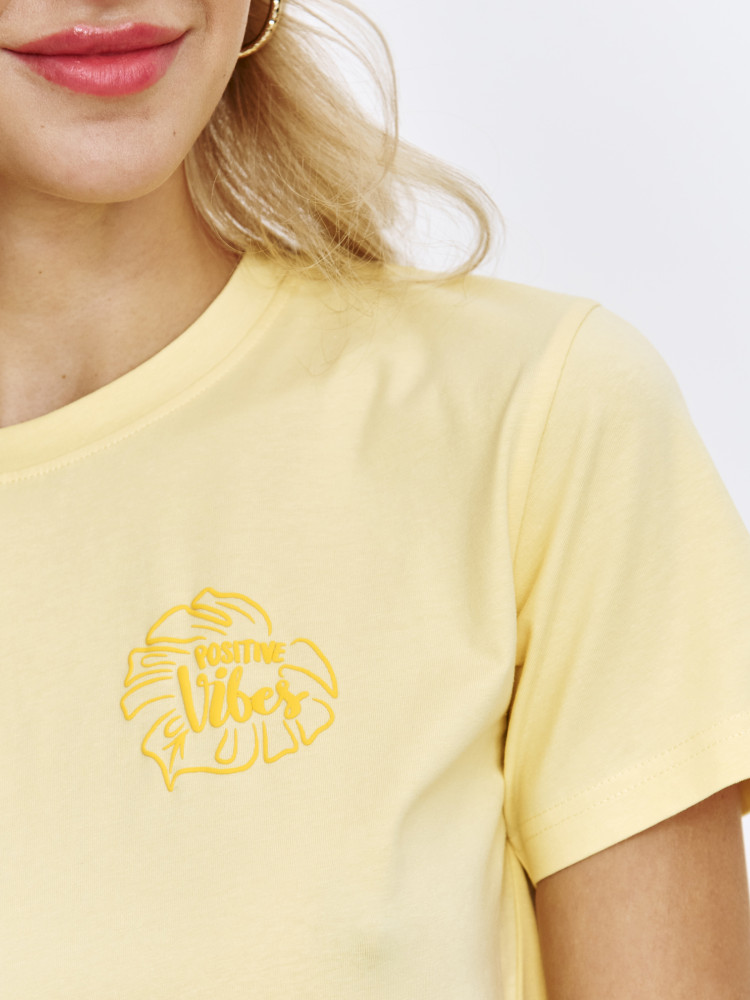 Żółty t-shirt z subtelnym nadrukiem 