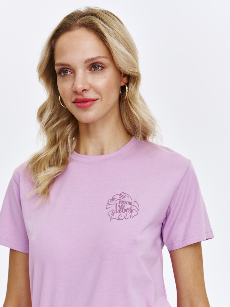 Fioletowy t-shirt z subtelnym nadrukiem  Fioletowy t-shirt z subtelnym nadrukiem