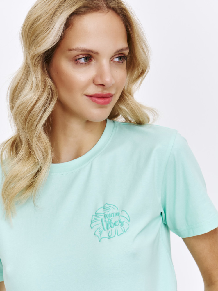Miętowy t-shirt z subtelnym nadrukiem  Miętowy t-shirt z subtelnym nadrukiem