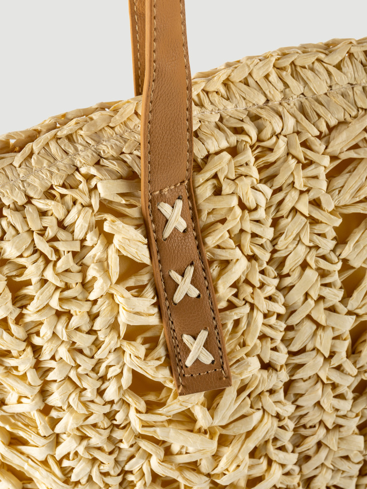 Pleciona torebka z rafii w kolorze kremowym