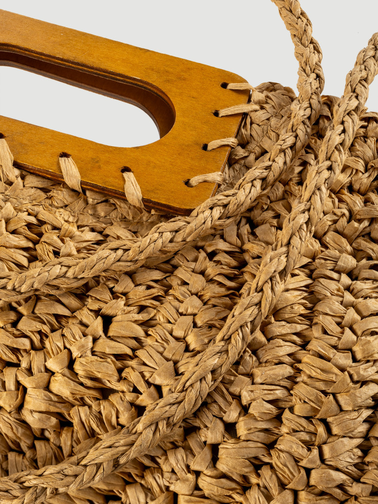 Pleciona beżowa torebka z drewnianym uchwytem  Pleciona beżowa torebka z drewnianym uchwytem