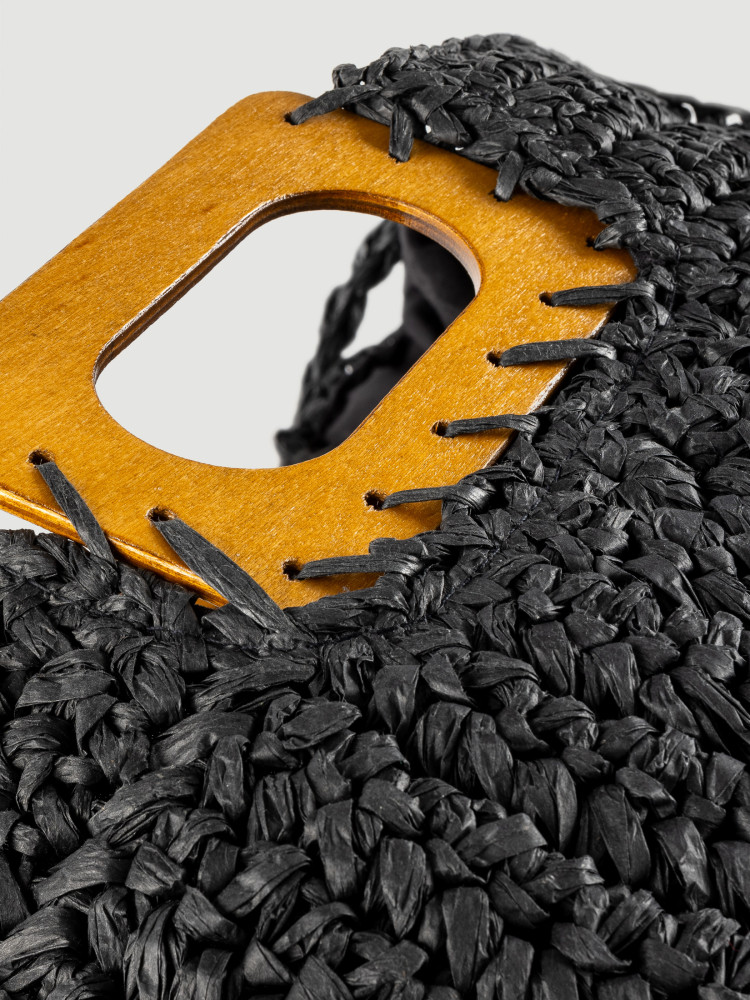 Pleciona torebka z brązowym uchwytem 