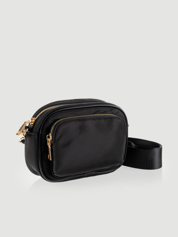 Mała czarna torebka ze złotymi dodatkami 