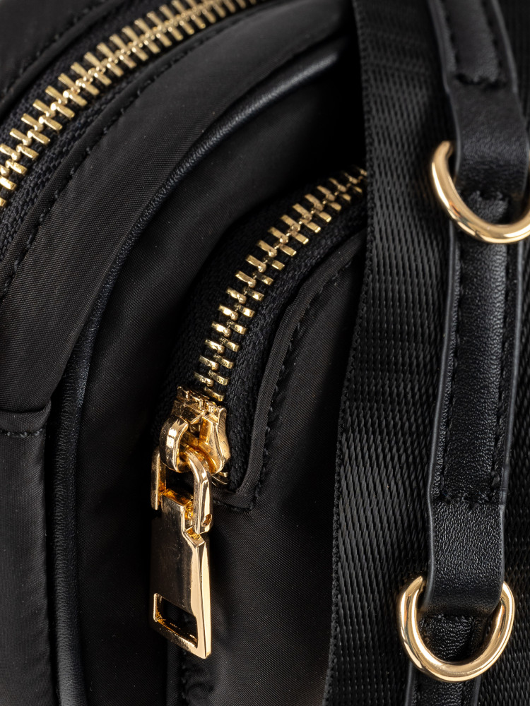 Mała czarna torebka ze złotymi dodatkami 