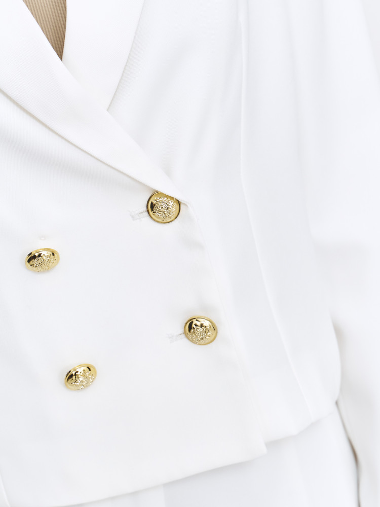Biały dwurzędowy żakiet ze złotymi guzikami