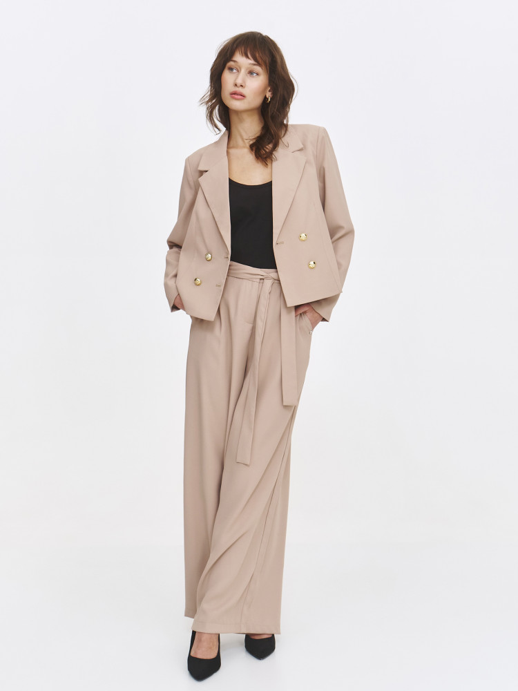 Beżowy dwurzędowy żakiet 