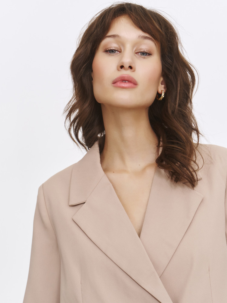 Beżowy dwurzędowy żakiet 