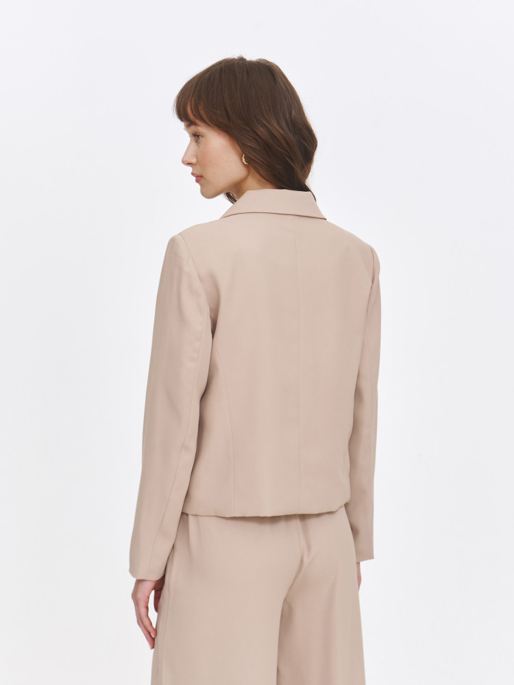 Beżowy dwurzędowy żakiet 