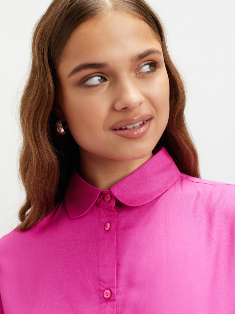 Różowa koszula z zaokrąglonym kołnierzykiem 