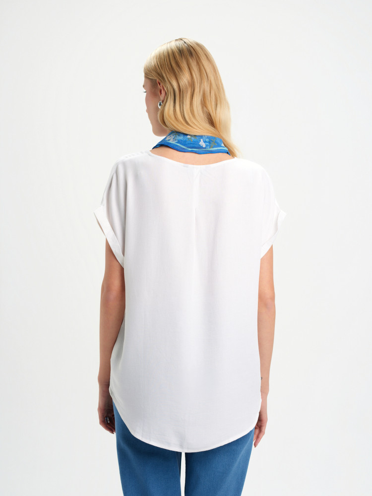 Biała bluzka z wydłużonym tyłem 