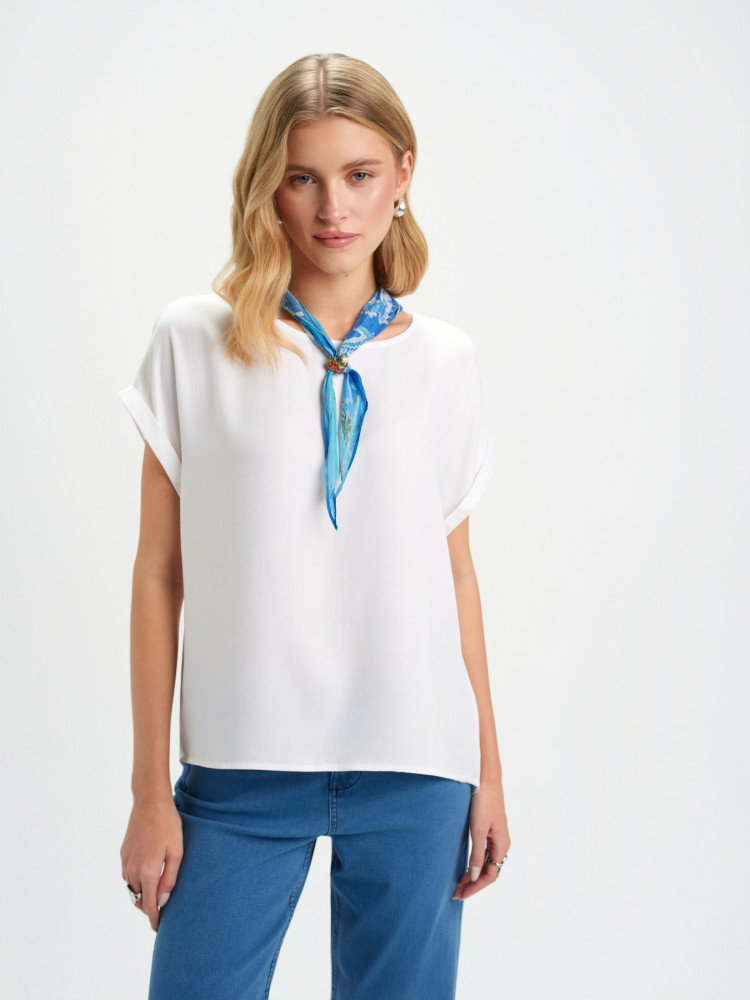 Biała bluzka z wydłużonym tyłem 