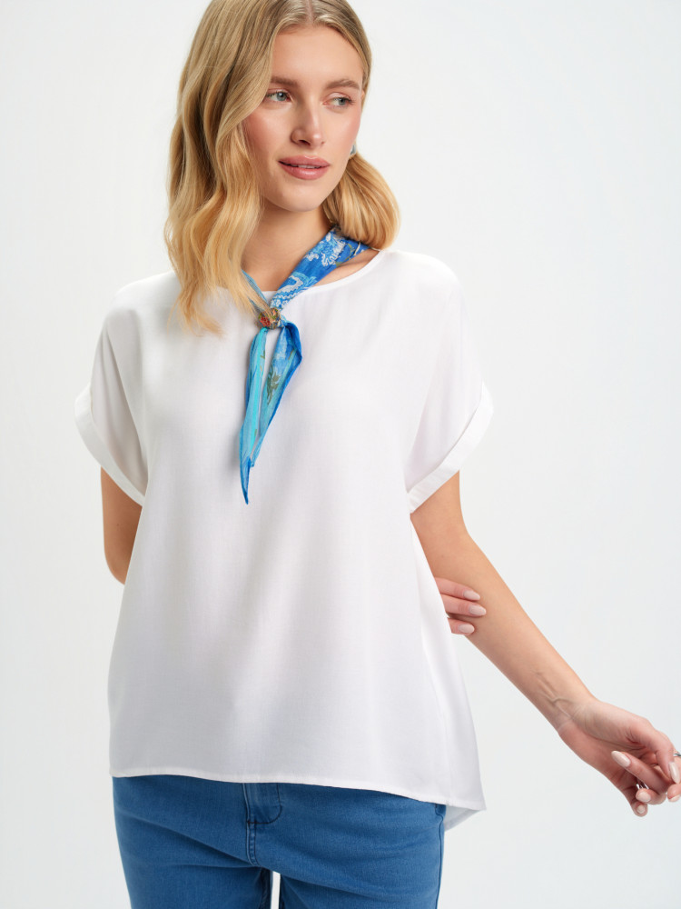 Biała bluzka z wydłużonym tyłem 