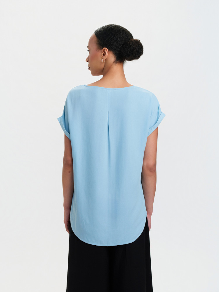 Błękitna bluzka z wydłużonym tyłem 