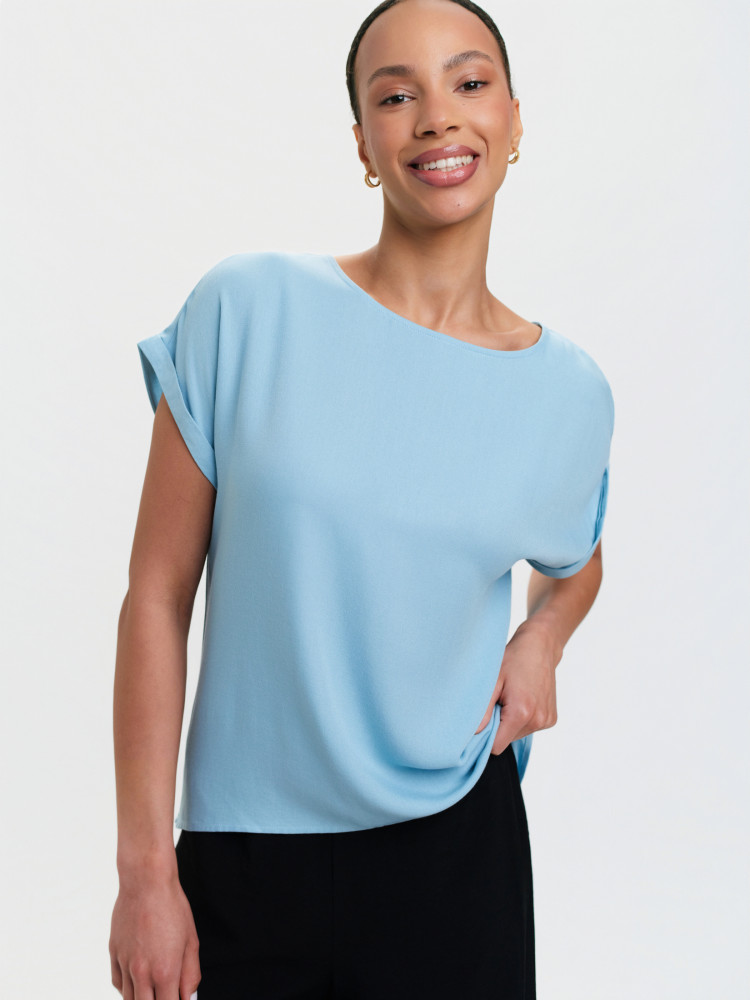 Błękitna bluzka z wydłużonym tyłem 