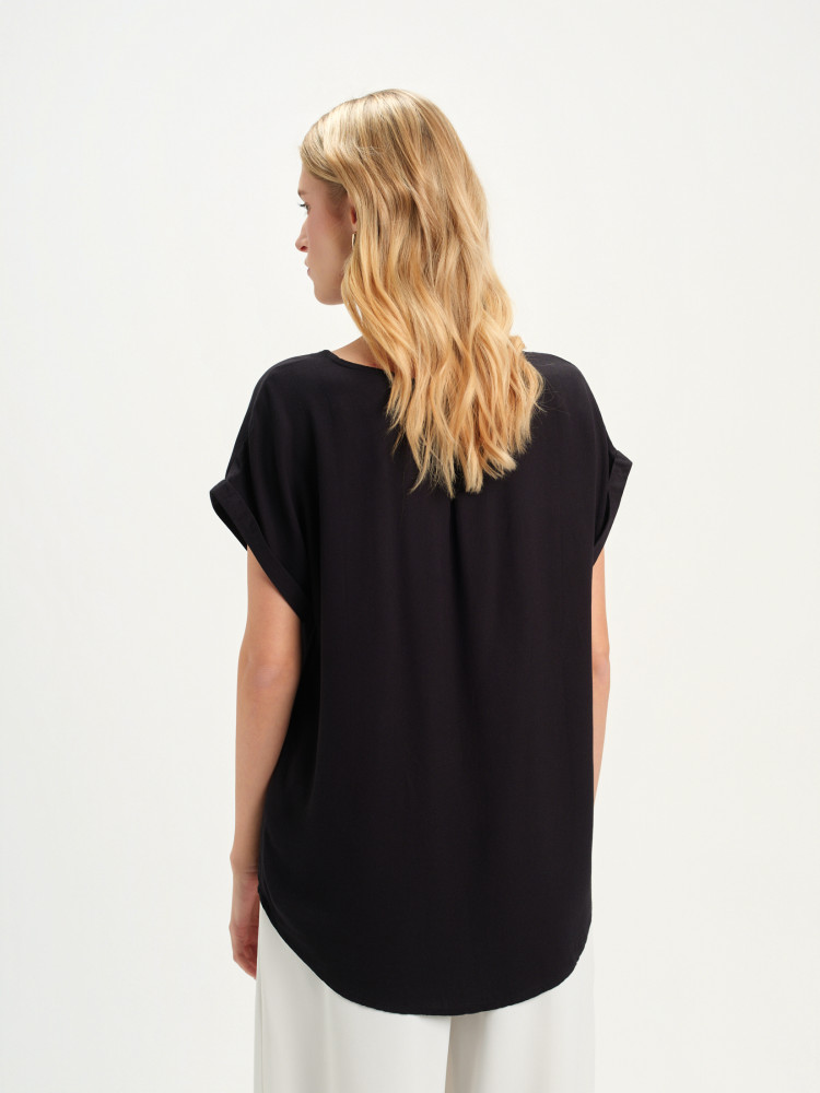 Czarna bluzka z wydłużonym tyłem