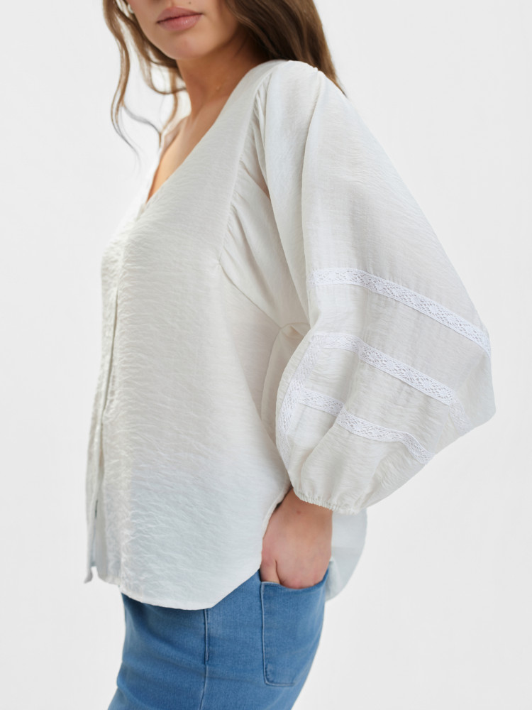Biała bluzka z bufiastymi rękawami 