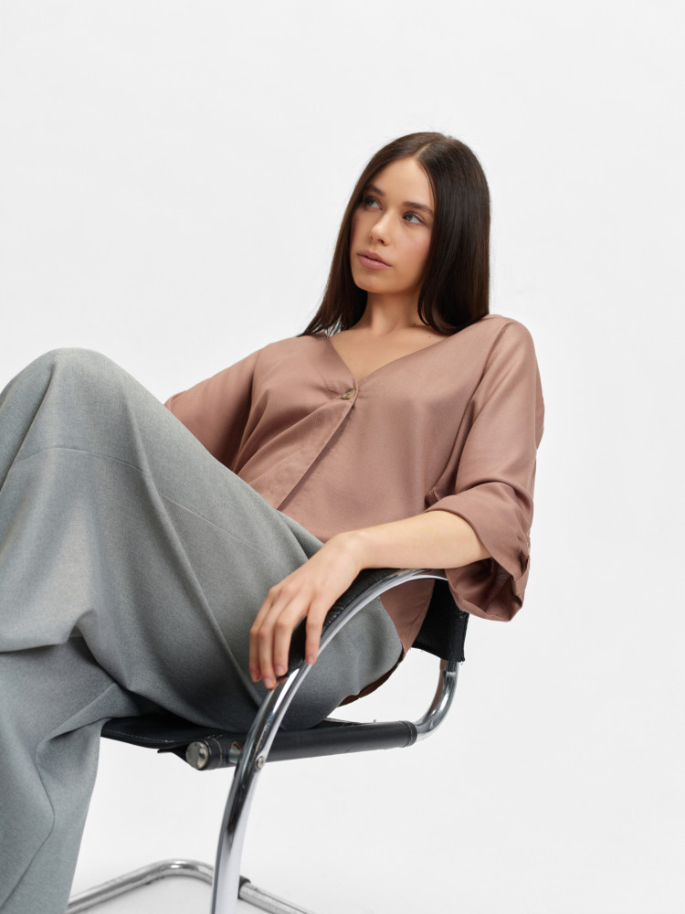 Beżowa luźna bluzka z guzikiem 