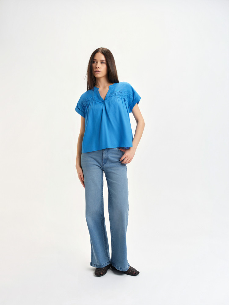 Niebieska bluzka z dekoltem v-neck 