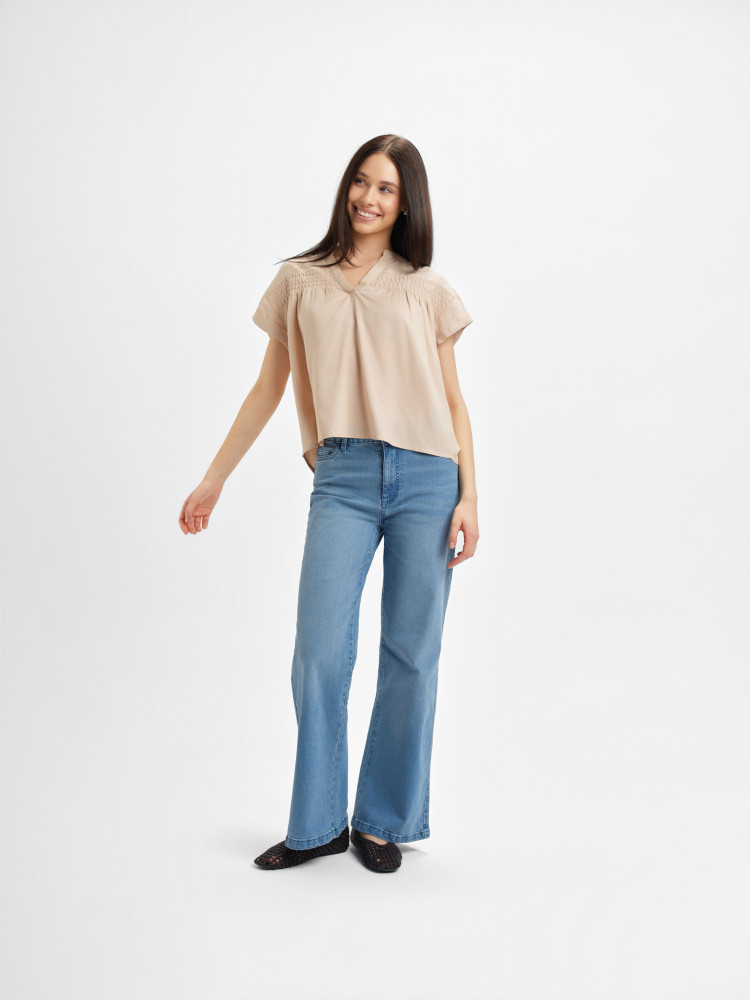 Beżowa bluzka z dekoltem v-neck 