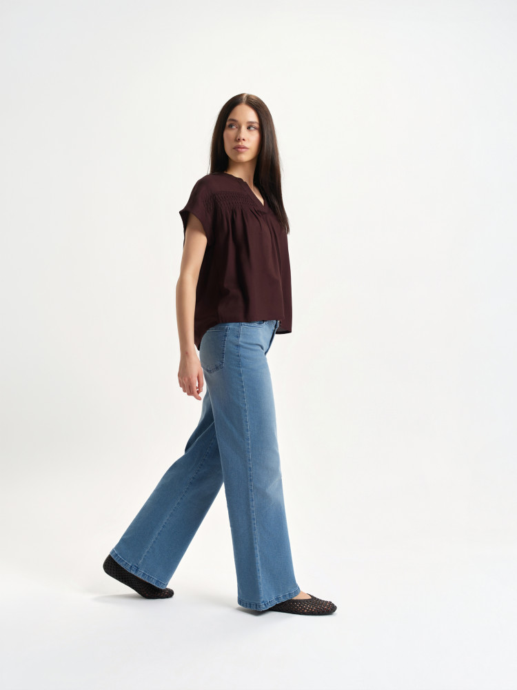 Ciemnobrązowa bluzka z dekoltem v-neck 