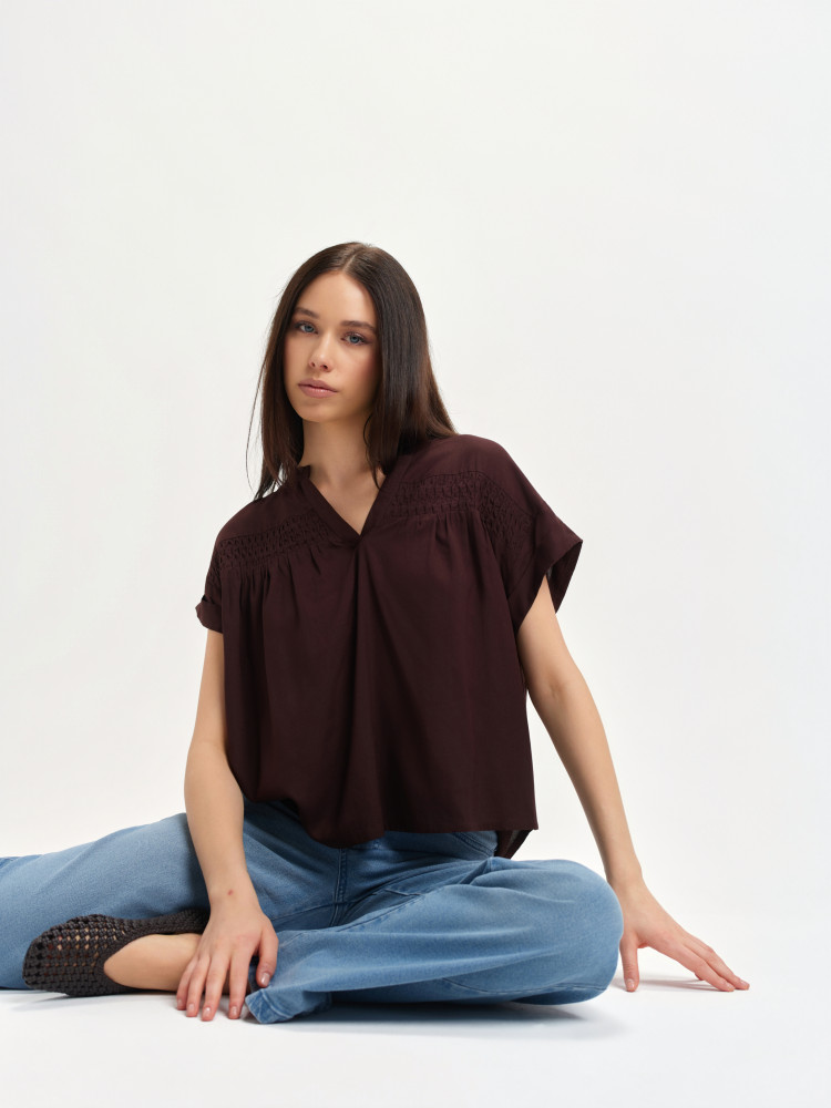 Ciemnobrązowa bluzka z dekoltem v-neck 